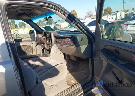 2003 Chevrolet Tahoe Ls z USA, uszkodzony, nr VIN 1GNEK13T83J262897